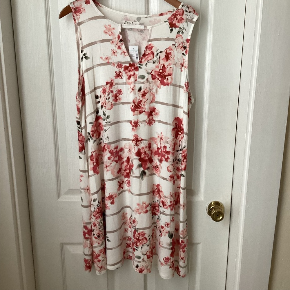 MAURICES: 24/7 white floral keyhole shift dress 1X